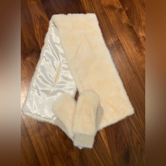 Elegant Cream Real Mink Fur Scarf and Mittens